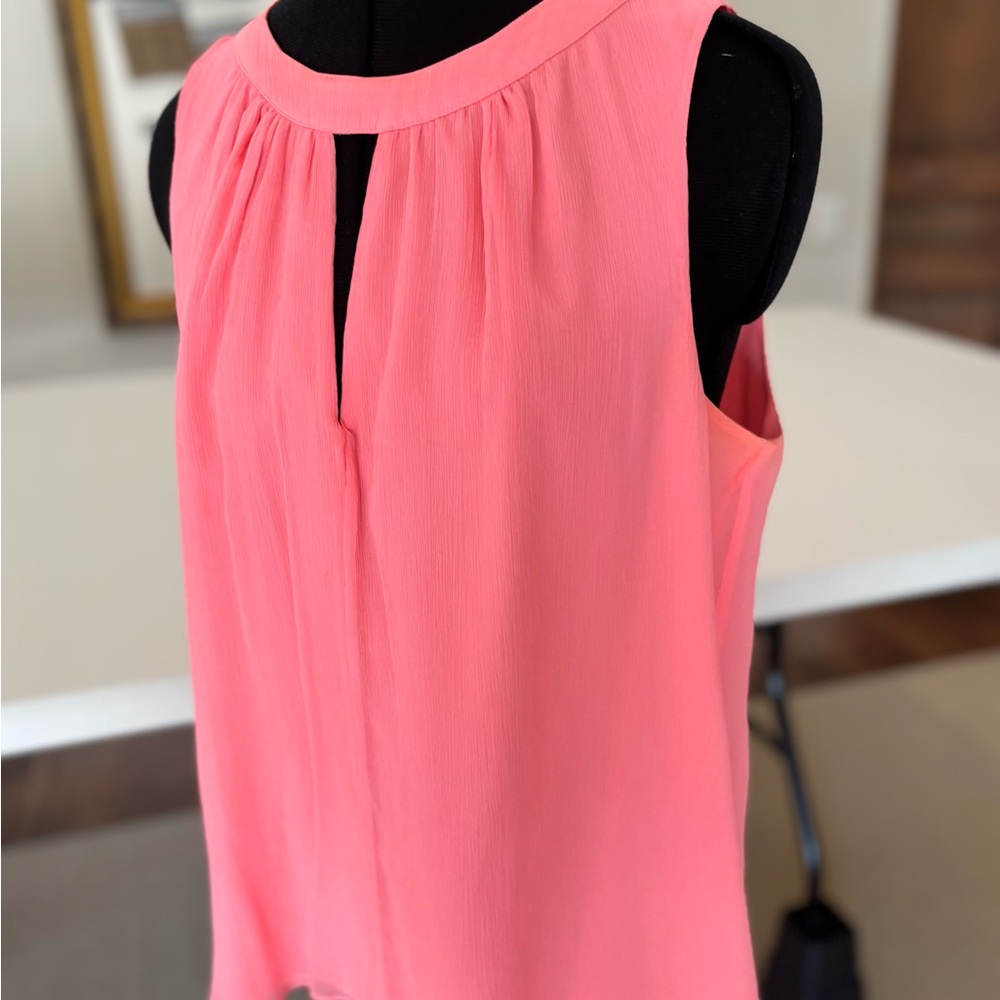 Silk Keyhole Swing Top